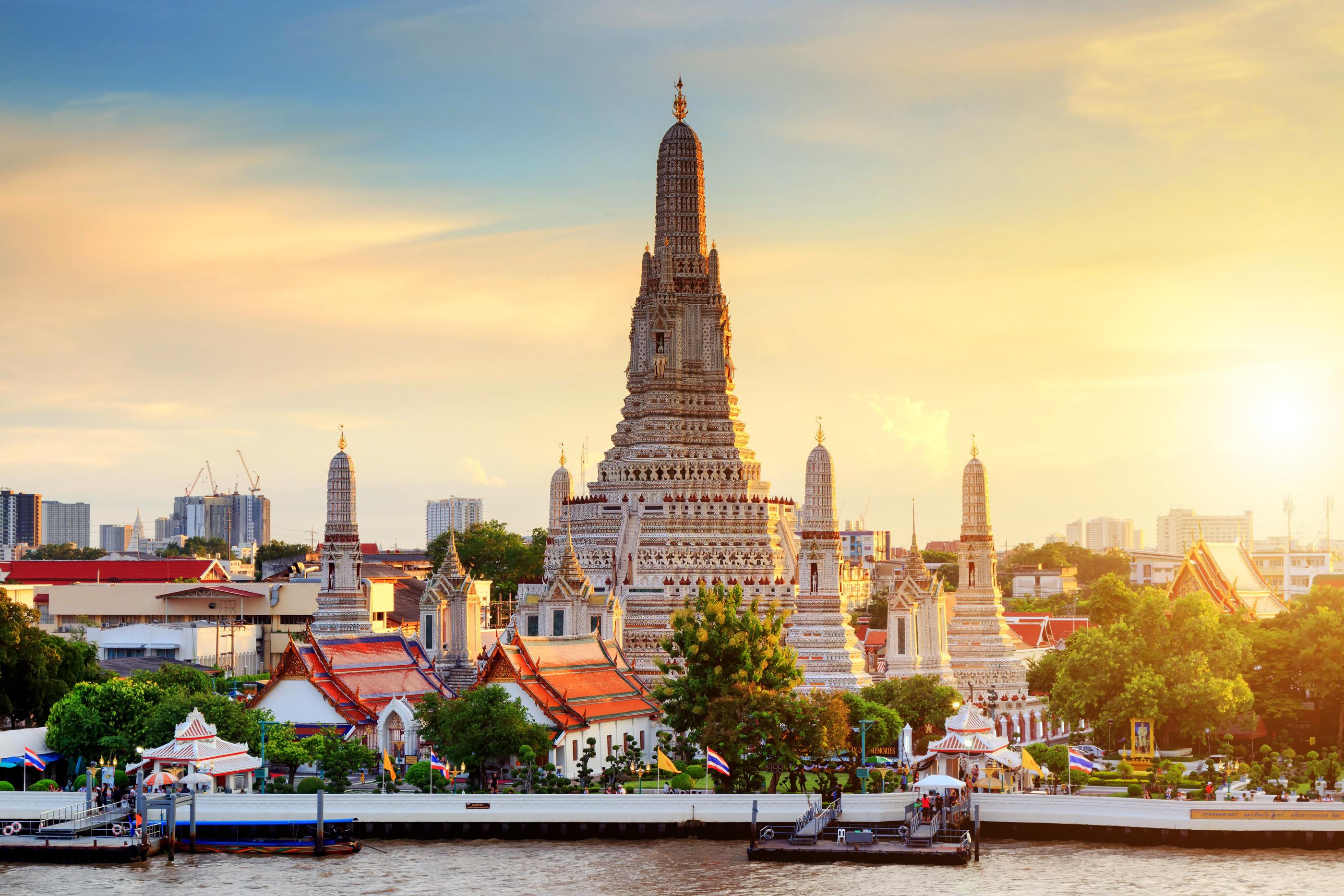 Wat Arun Temple bei Sonnenuntergang in Bangkok