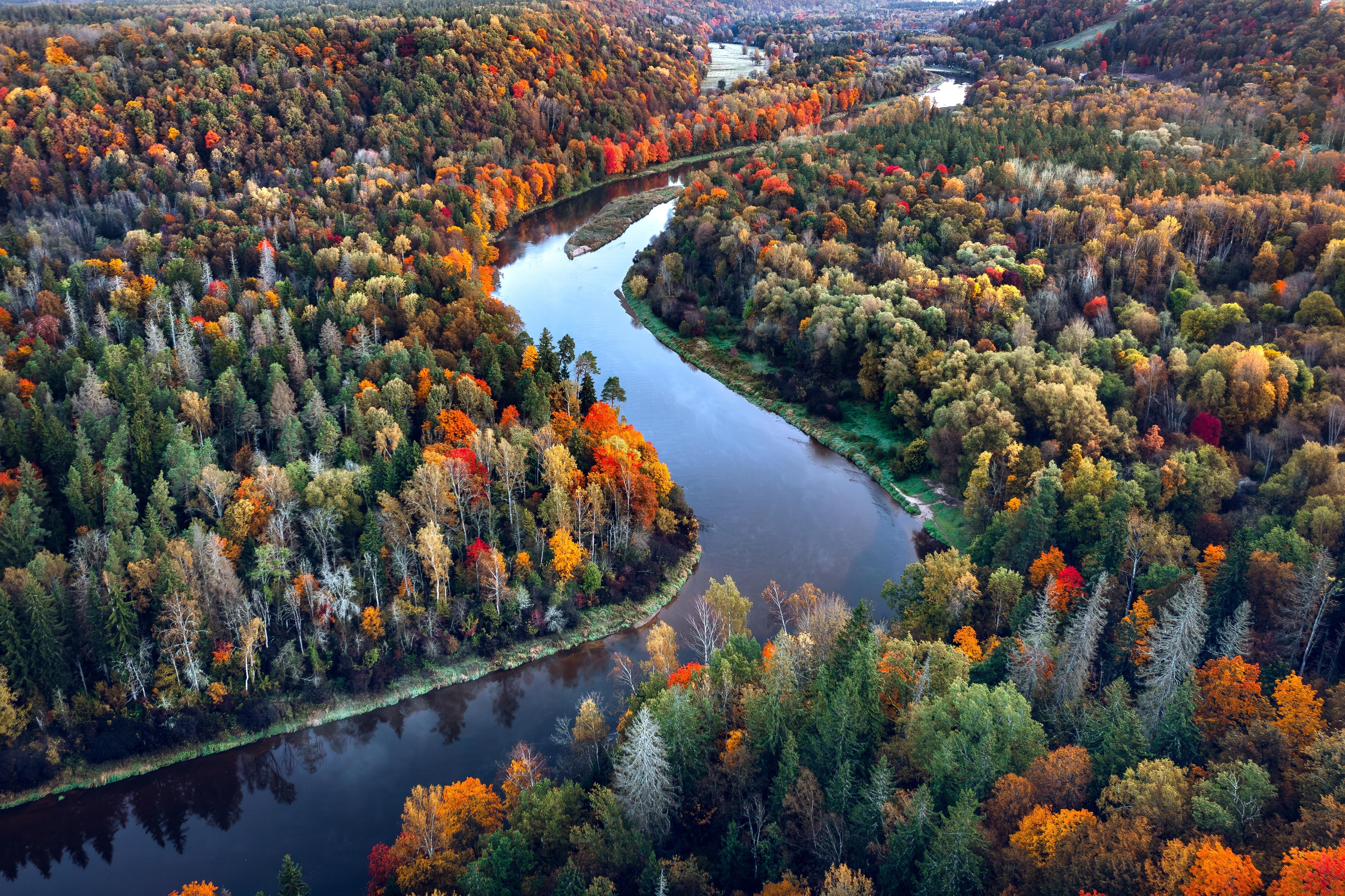 Farbenfroher Sonnenaufgang über dem Gauja Nationalpark.