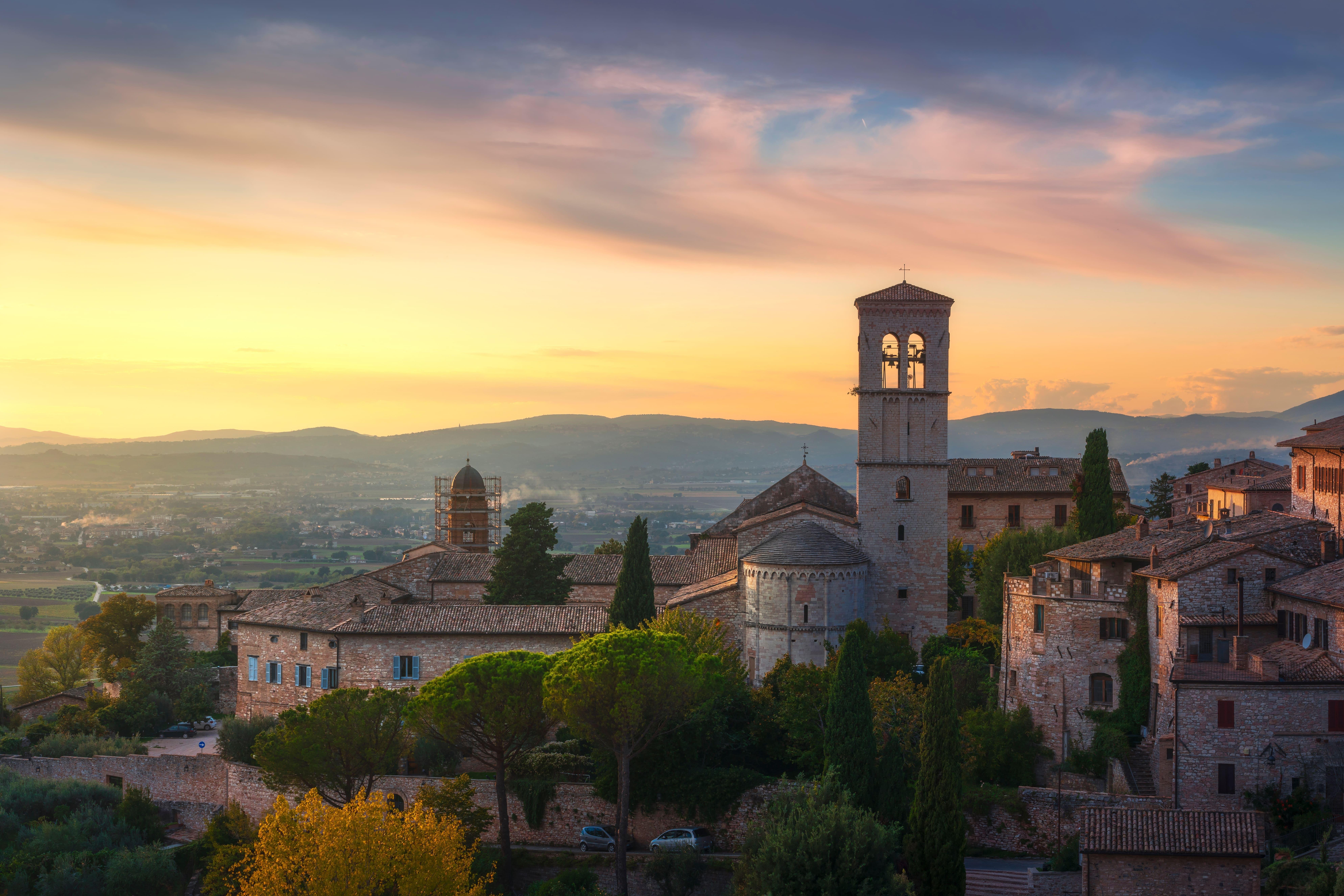Assisi Stadt Panoramablick bei Sonnenuntergang. Perugia, Umbrien, Italien, Europa