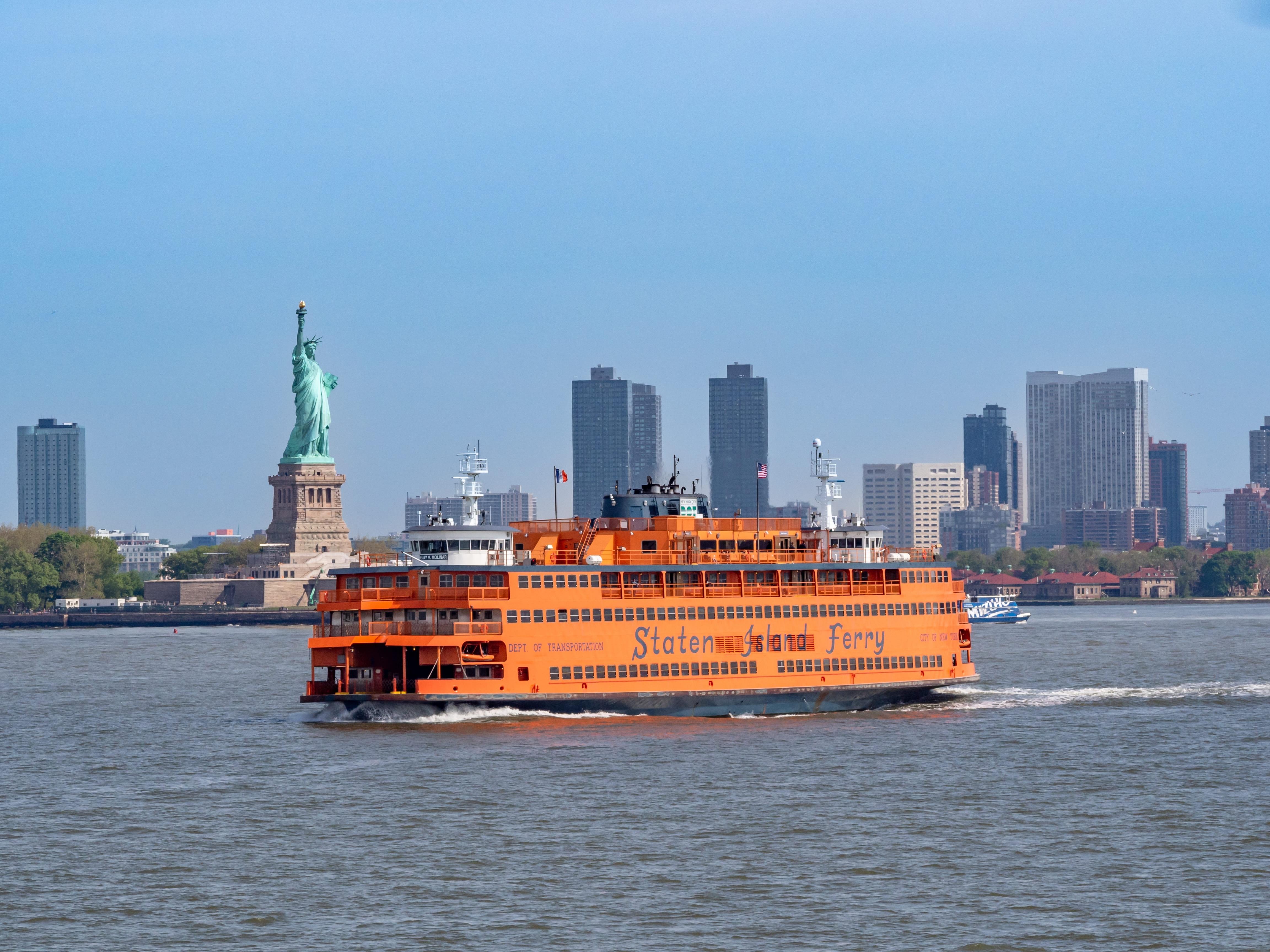 Staten Island Ferry im Hafen von New York City mit Manhattan Skyline