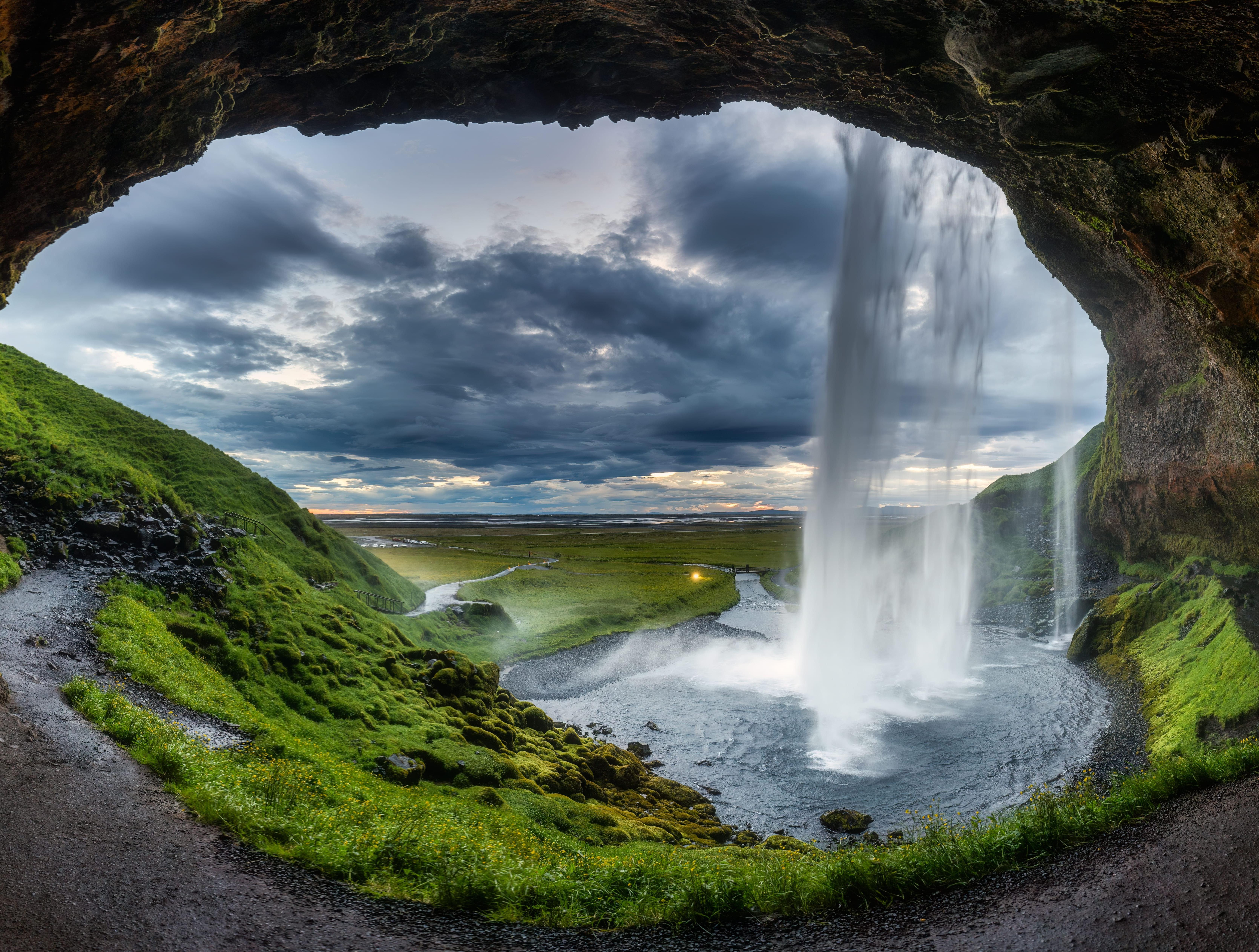 Island: Blick auf Seljalandsfoss-Wasserfall 